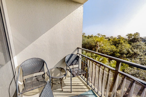 Spacious condo with beach access, balcony, AC & outdoor pool