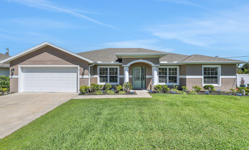 Dog-friendly home with an 8 minute walk to beach access