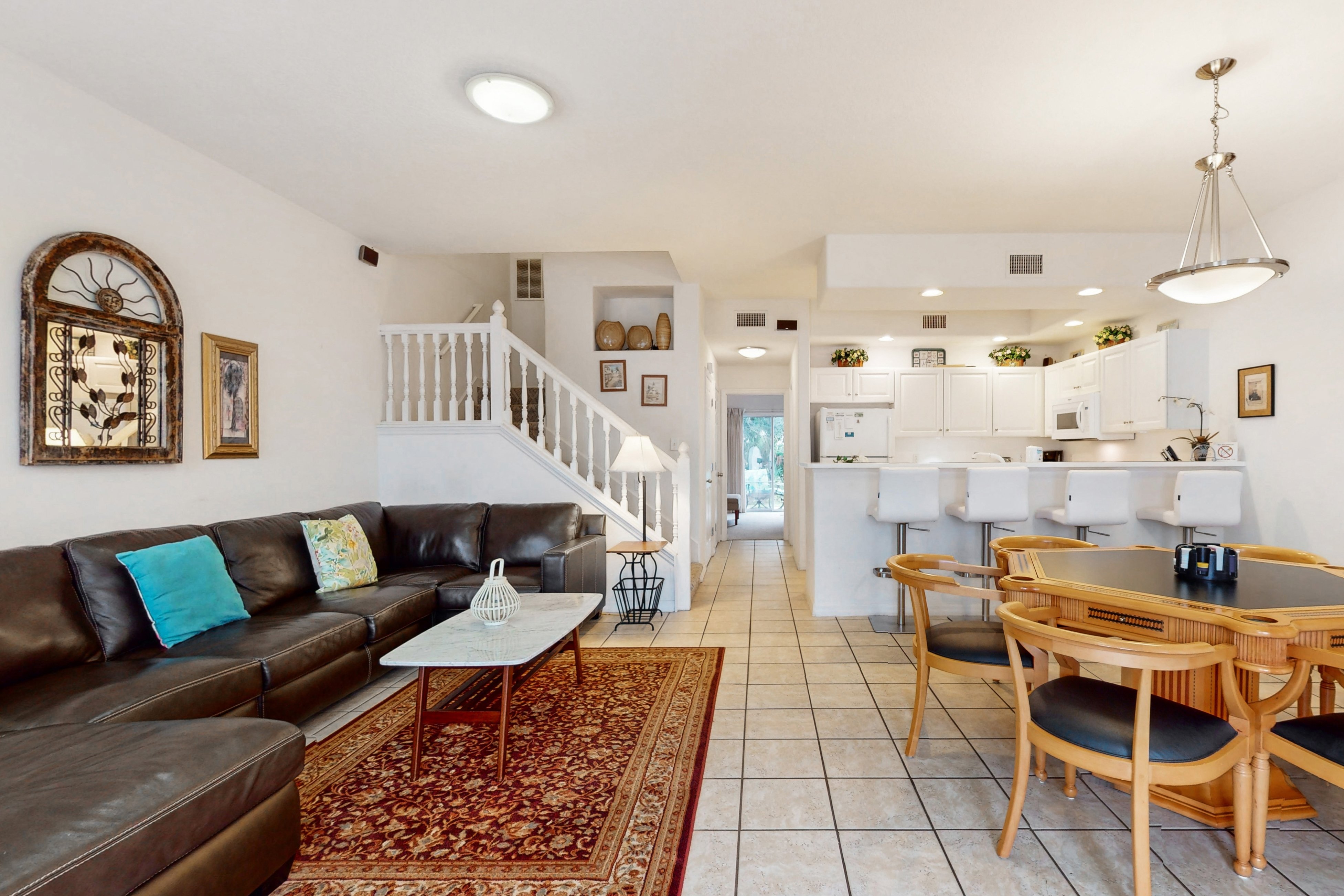 Spacious townhome with shared pool near golf, marinas, & restaurants