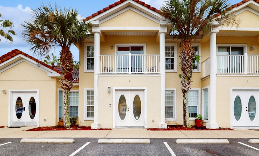 Spacious townhome with shared pool near golf, marinas, & restaurants