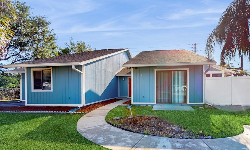 Centrally located dog-friendly home with beach gear & patio - snowbird-friendly