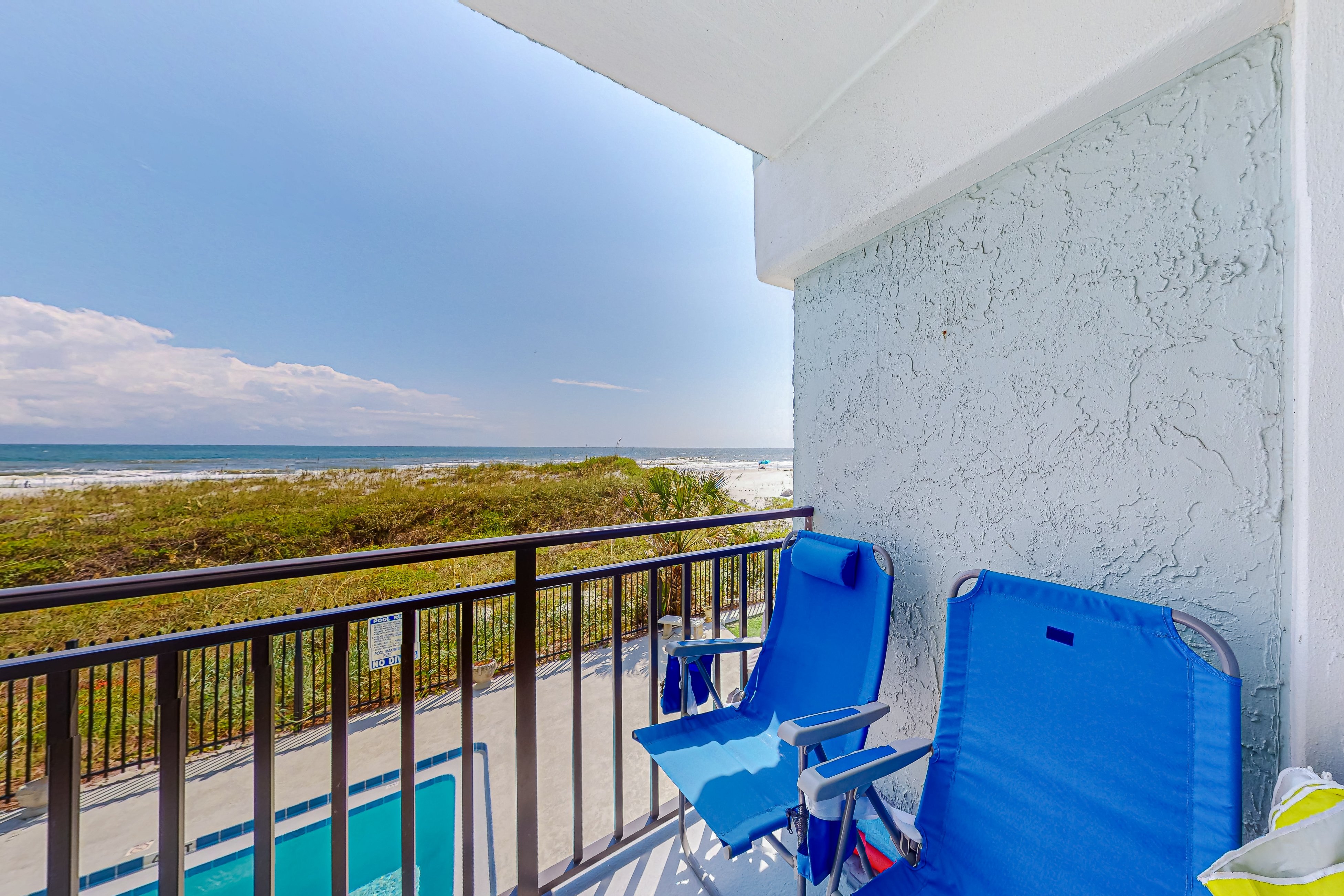 Oceanview condo with pool, beach access, jetted tub, W/D, & AC
