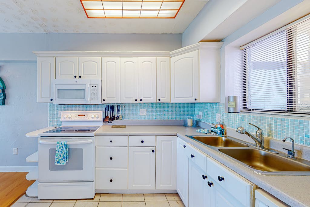 Oceanview condo with pool, beach access, jetted tub, W/D, & AC