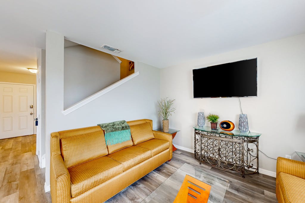 Cozy Spacious Home with Private Backyard and Patio, near shopping