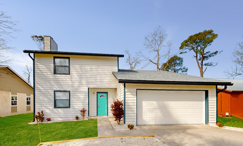 Comfortable retreat with large yard & beautiful furnishings - close to beaches