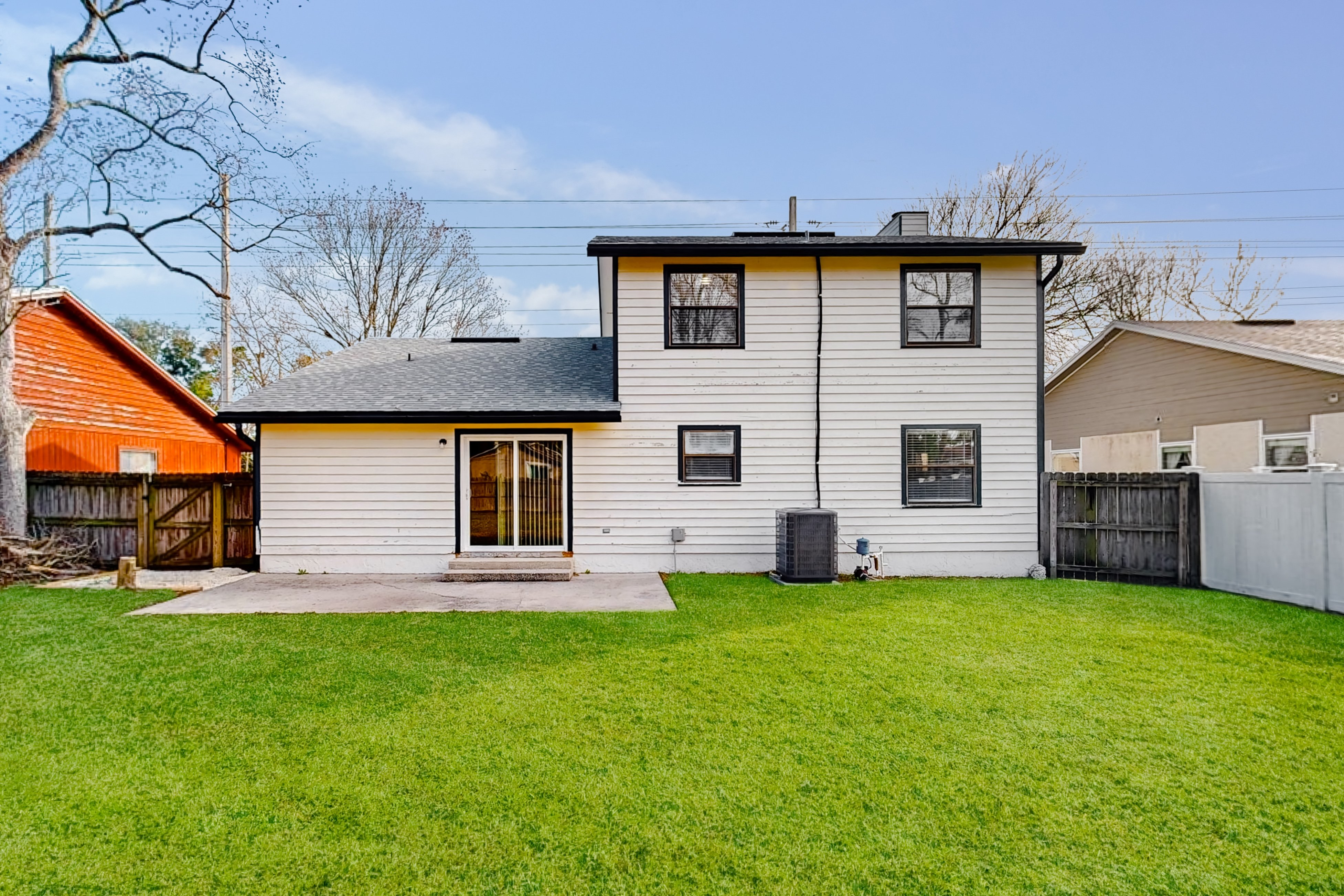 Comfortable retreat with large yard & beautiful furnishings - close to beaches