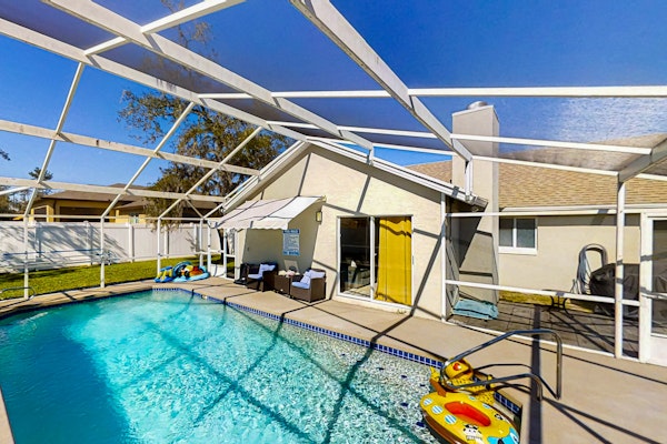 Pristine Palms | House in Palm Coast with enclosed pool & full kitchen