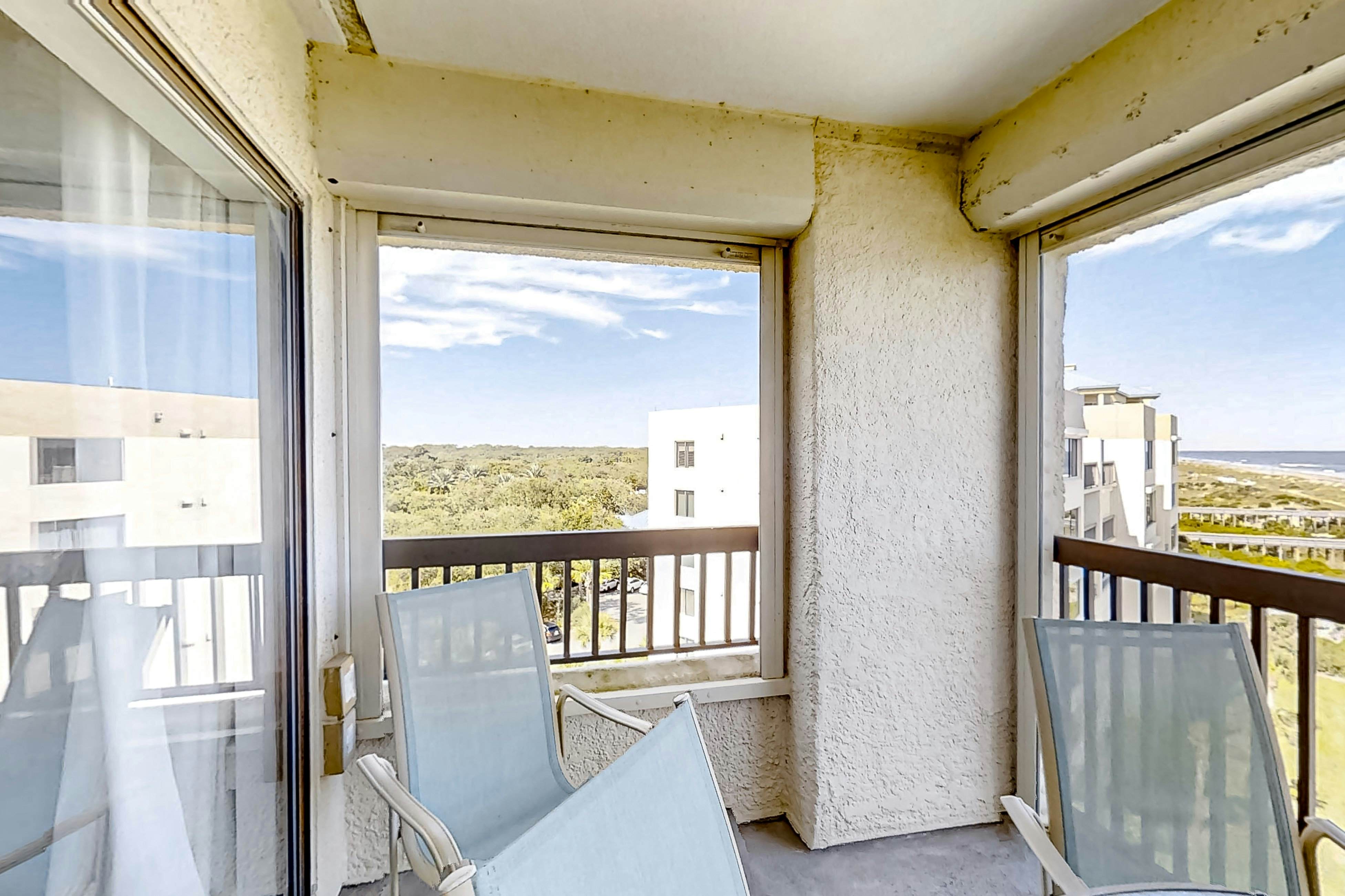 B175 Amelia Surf and Racquet