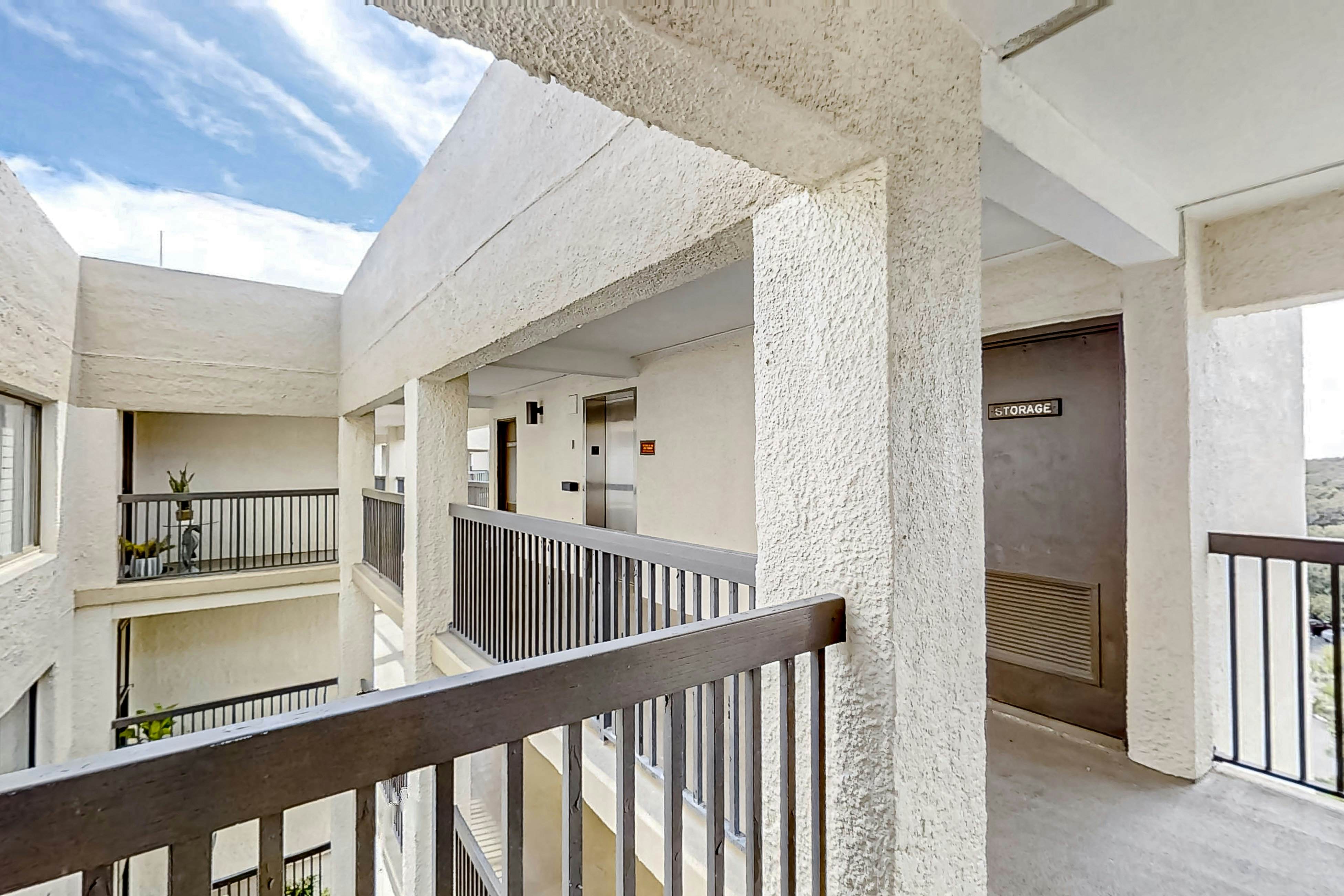 B175 Amelia Surf and Racquet