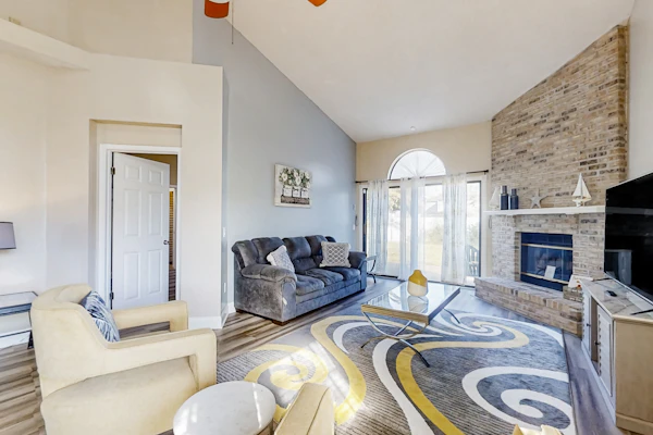 Spacious and quiet home with private patio & enclosed yard