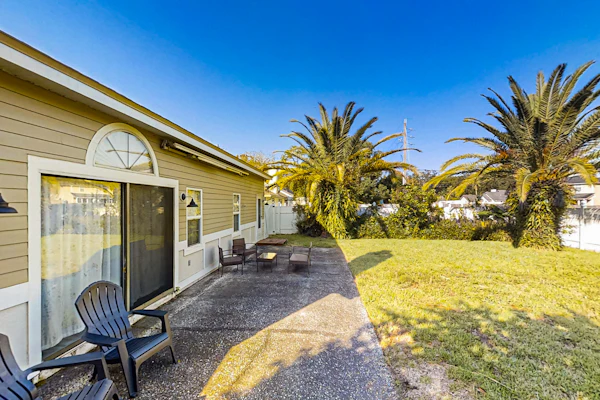 Spacious and quiet home with private patio & enclosed yard