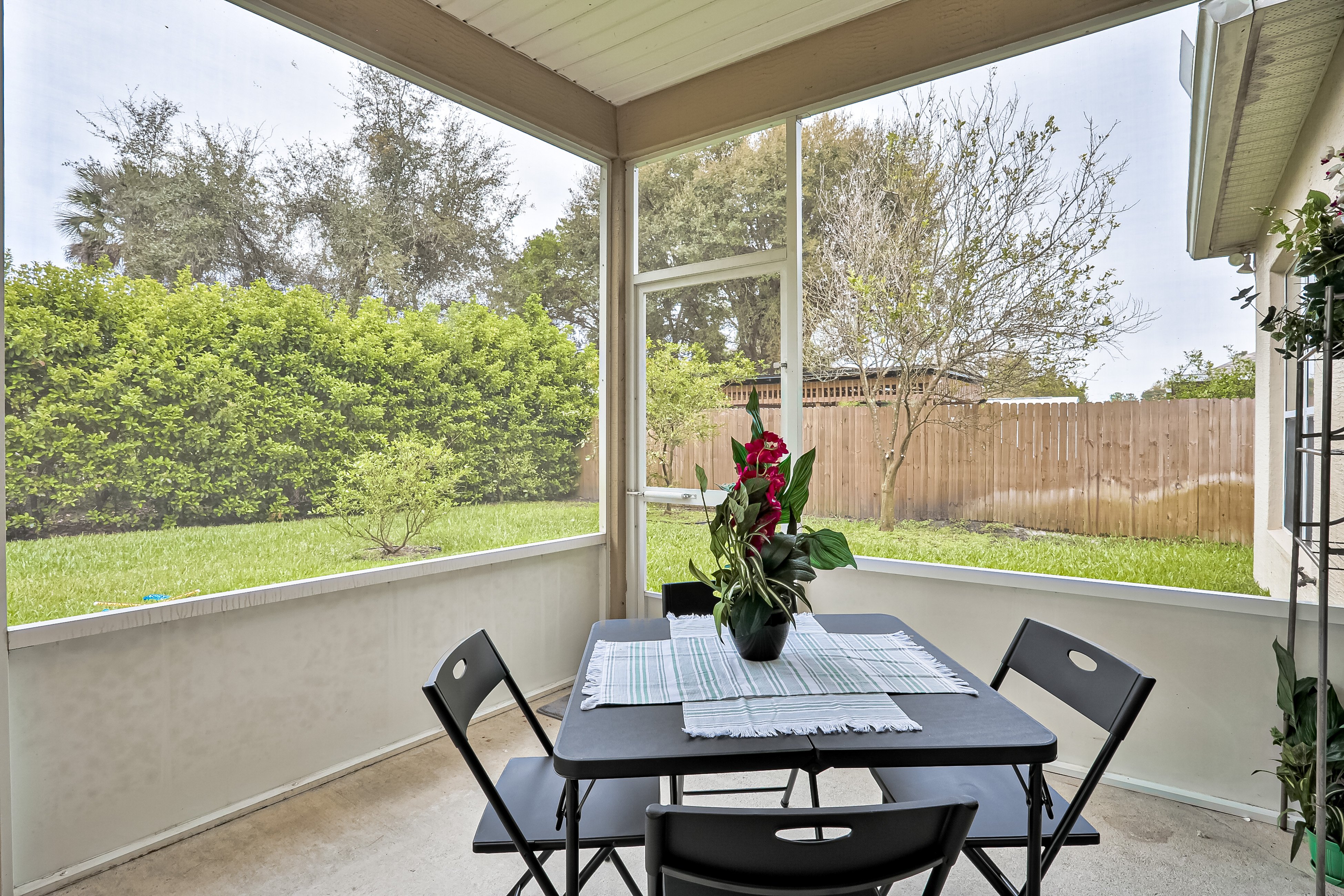 Wonderful coastal home with WiFi, enclosed backyard, screened patio