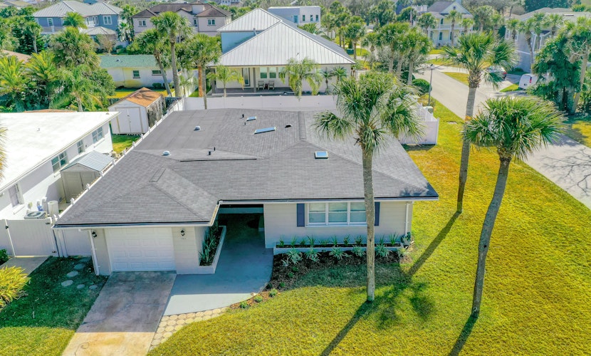 Beachside snowbird escape with fenced yard & washer/dryer - walk to beach access