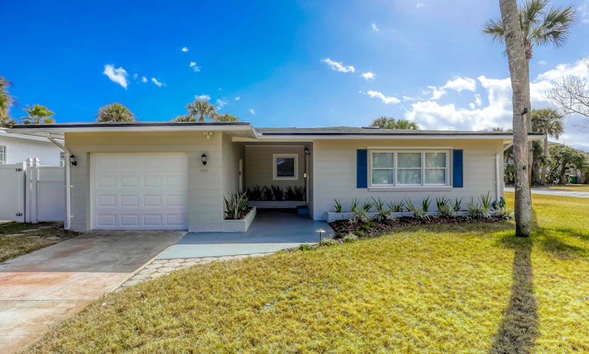 Beachside snowbird escape with fenced yard & washer/dryer - walk to beach access