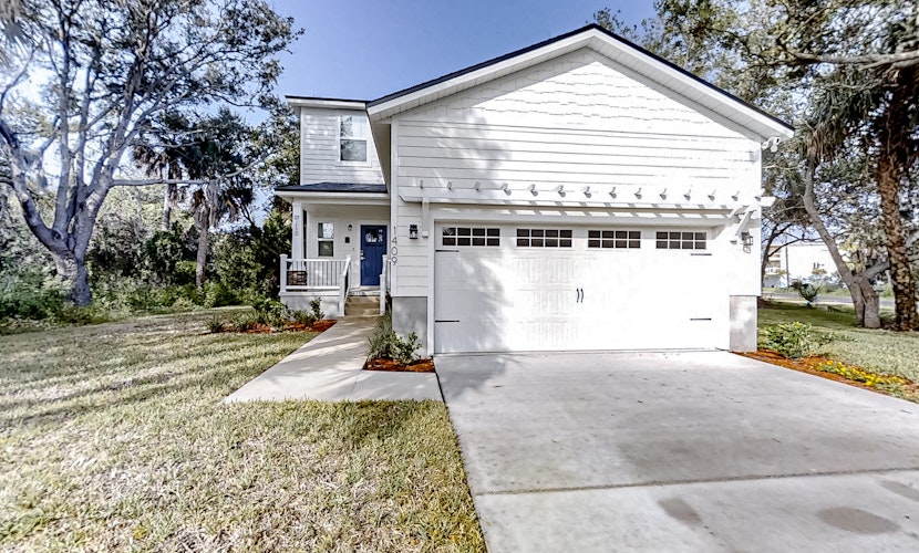 Newly-built 2-story home near the ocean with patio, washer/dryer, streaming