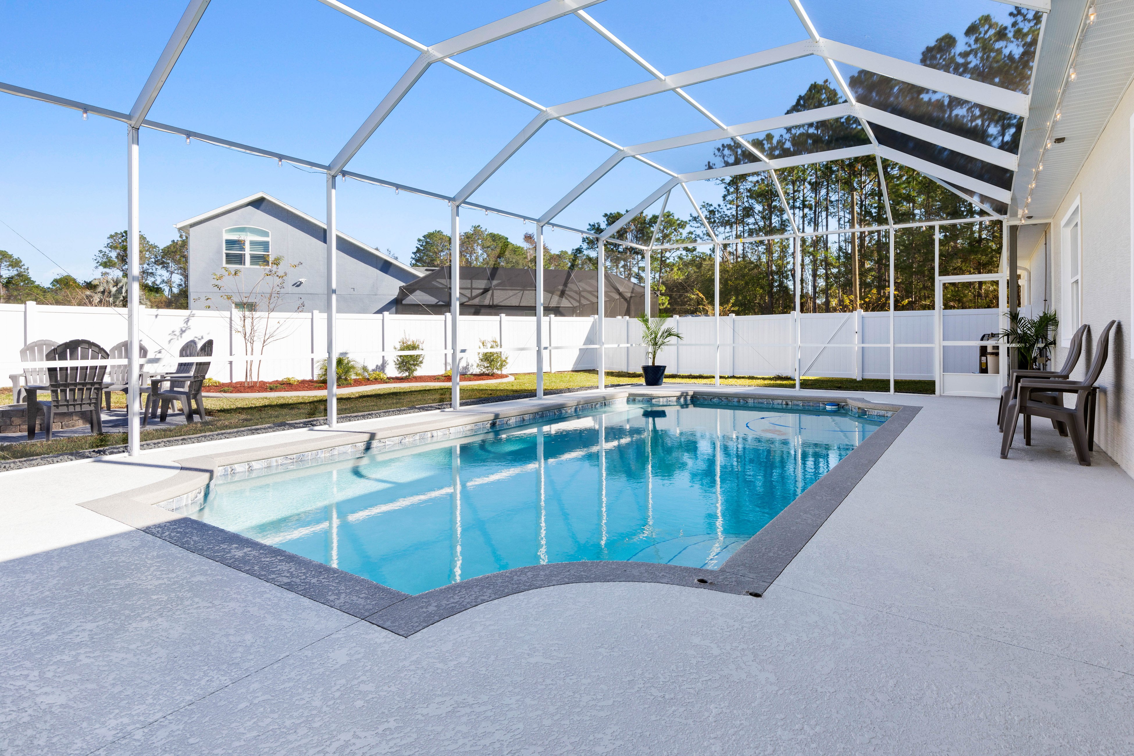 Enchanting house with heated pool, full kitchen, central AC, & washer/dryer