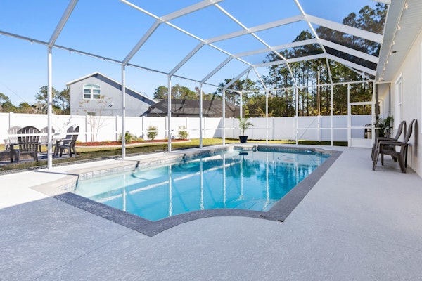 Enchanting house with heated pool, full kitchen, central AC, & washer/dryer