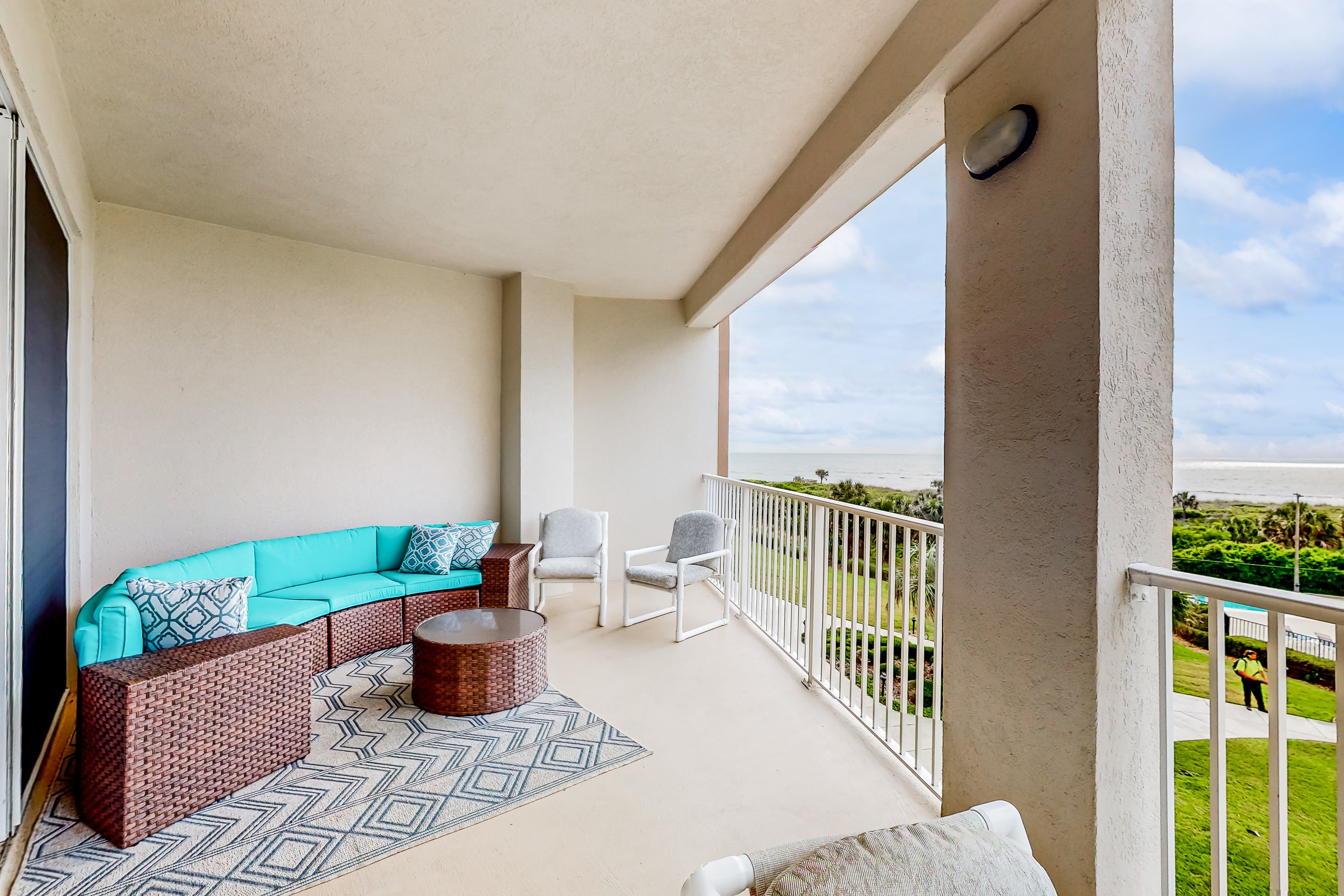 Seaside Serenity: Beachfront Haven in Palm Coast with resort amenities