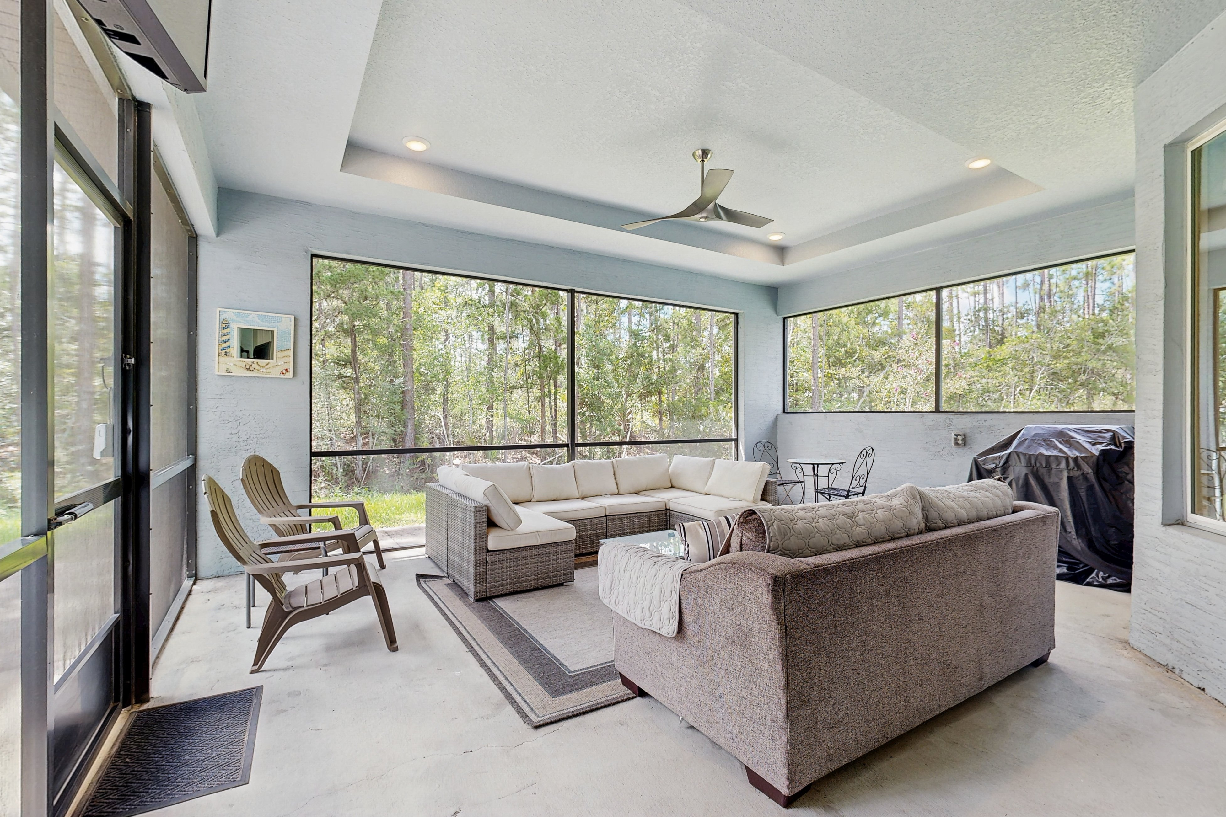 Spacious house with private covered patio, work station, full kitchen and grill