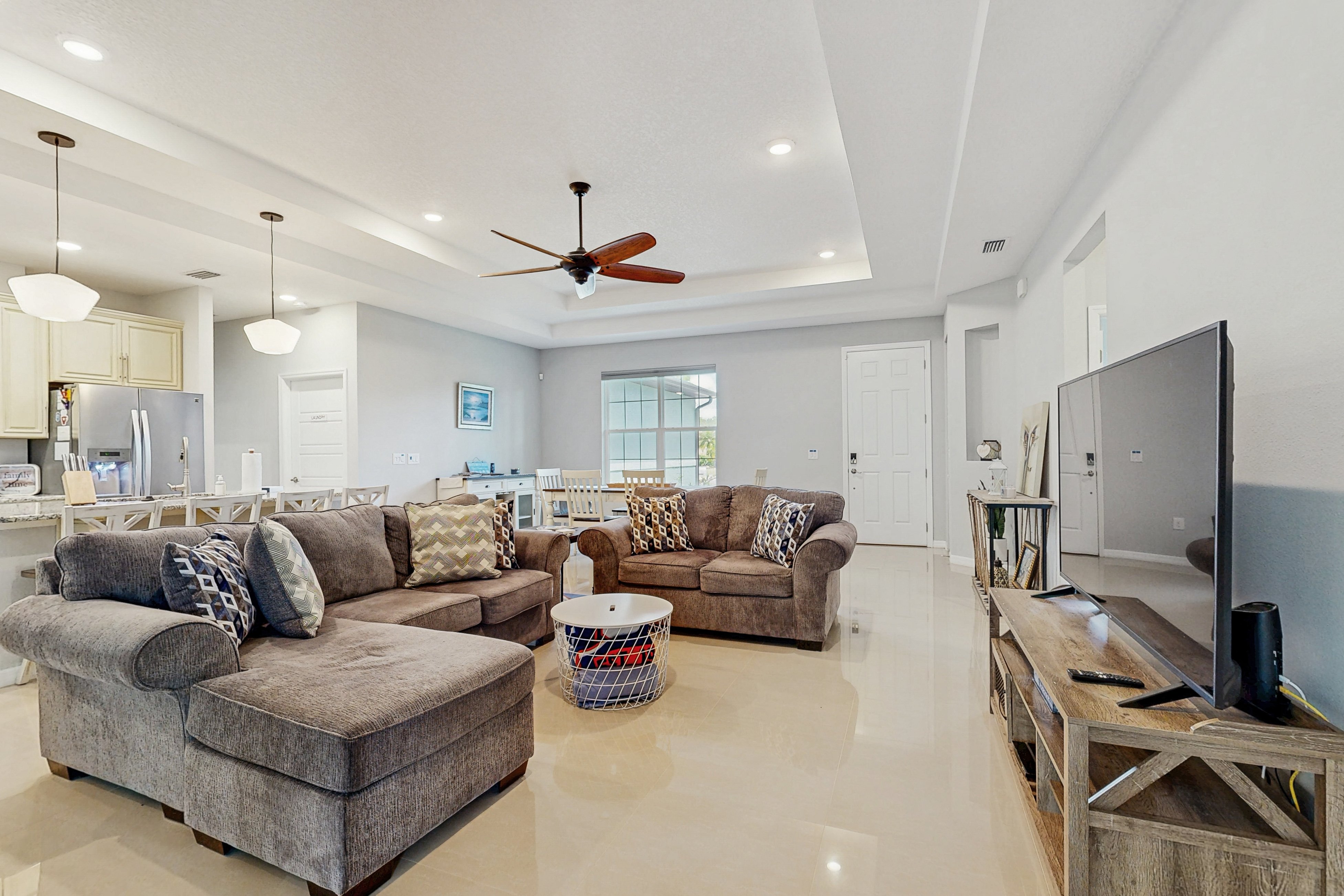 Spacious house with private covered patio, work station, full kitchen and grill