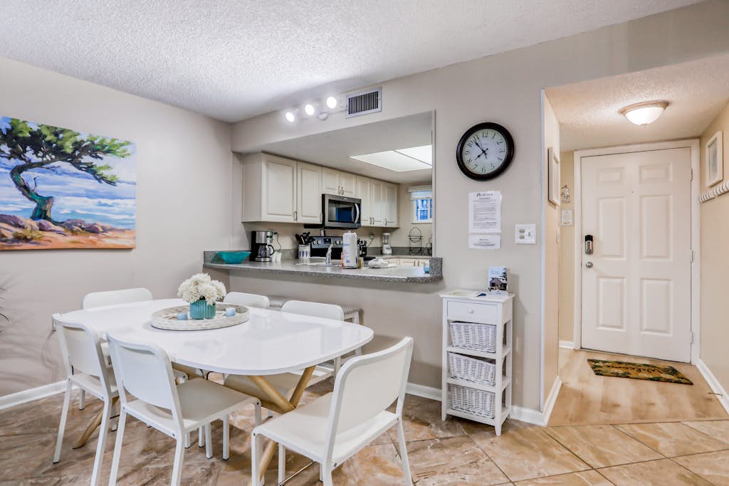 Dreamy oasis on the beach with balcony, pools, gym & ocean view - dog-friendly