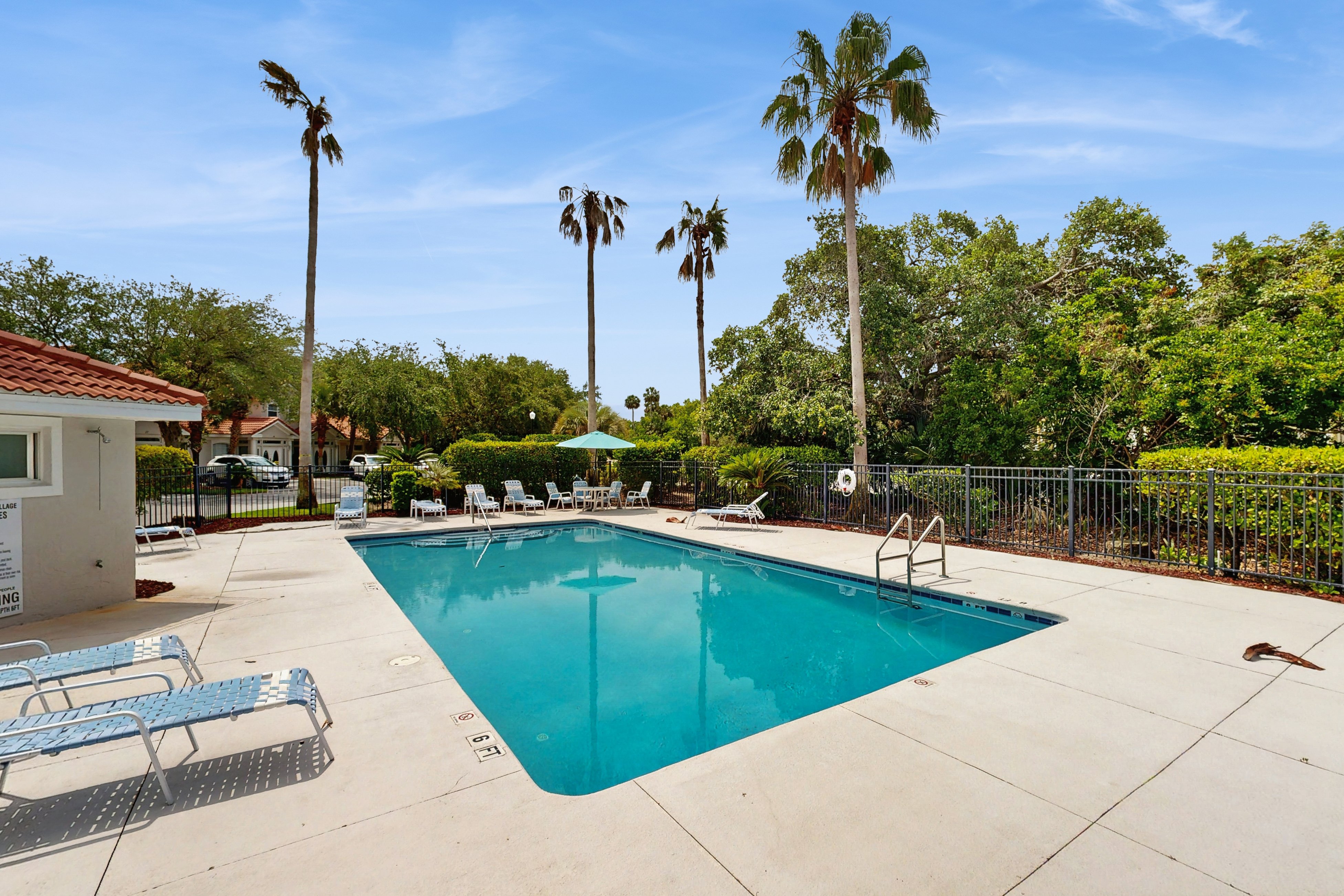 Spacious townhouse with private balcony, waterview, pool and WIFI