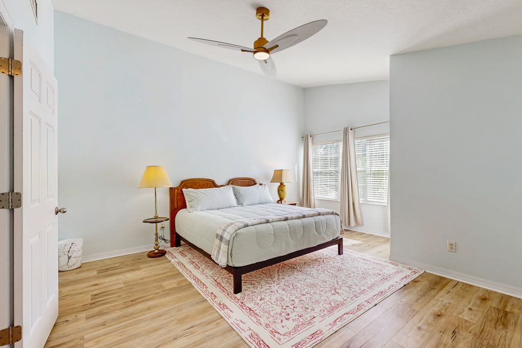 Spacious townhouse with private balcony, waterview, pool and WIFI