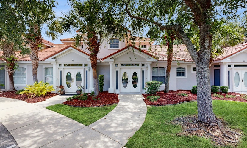 Spacious townhouse with private balcony, waterview, pool and WIFI