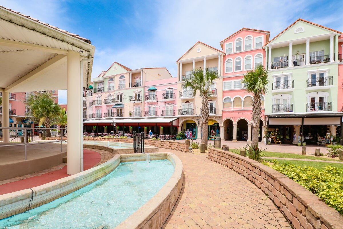 Spacious townhouse with private balcony, waterview, pool and WIFI