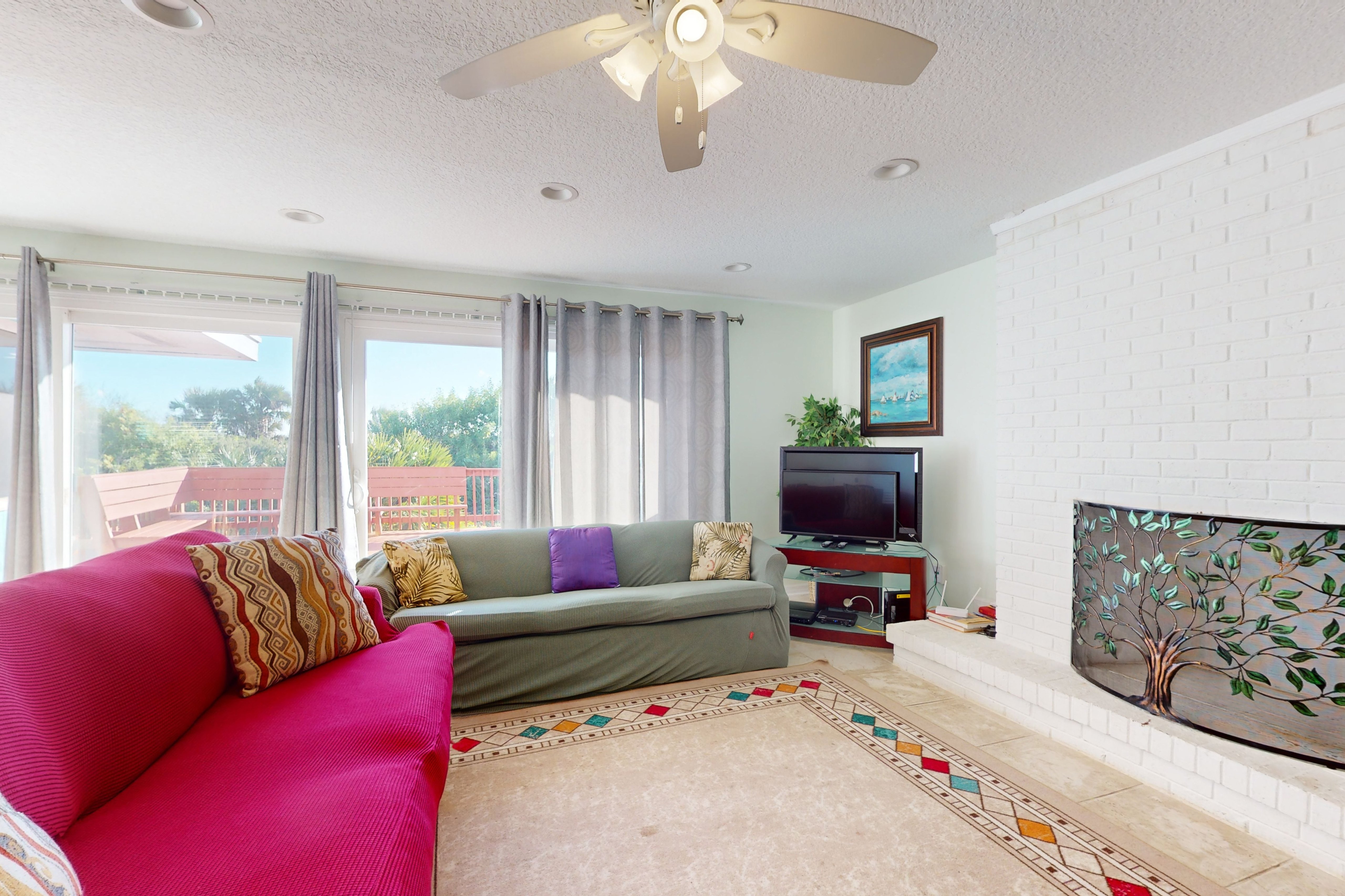 Bright home with spacious deck, beach access, central AC & WiFi