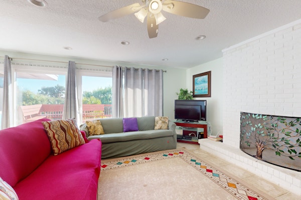 Bright home with spacious deck, beach access, central AC & WiFi