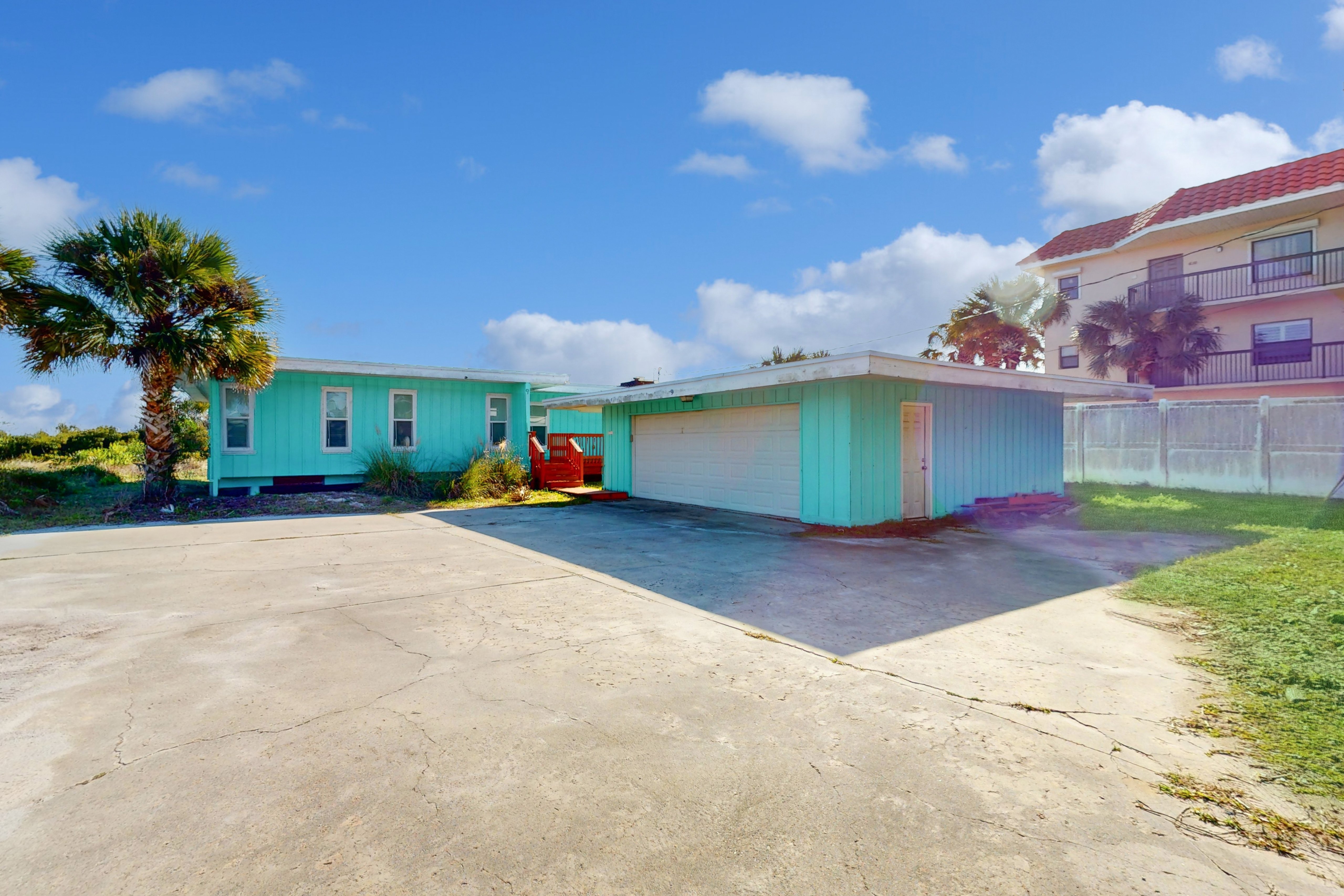 Bright home with spacious deck, beach access, central AC & WiFi