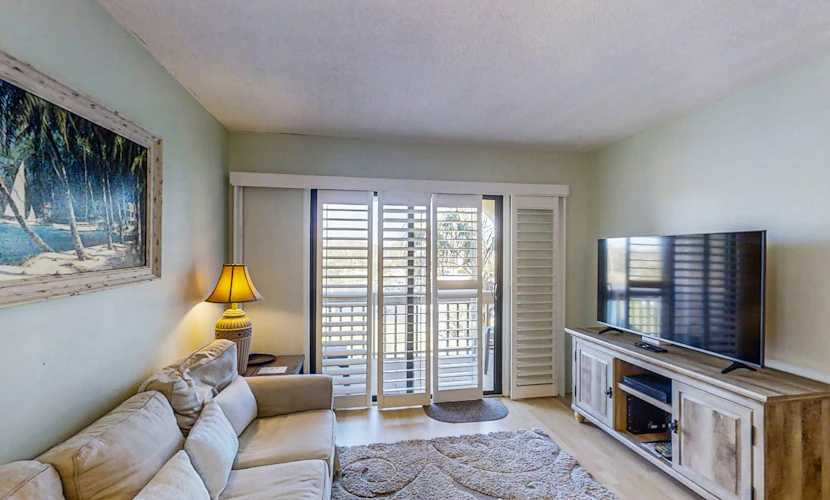 3rd-floor condo w/fountain views, private balcony & W/D, on-site pool & hot tubs