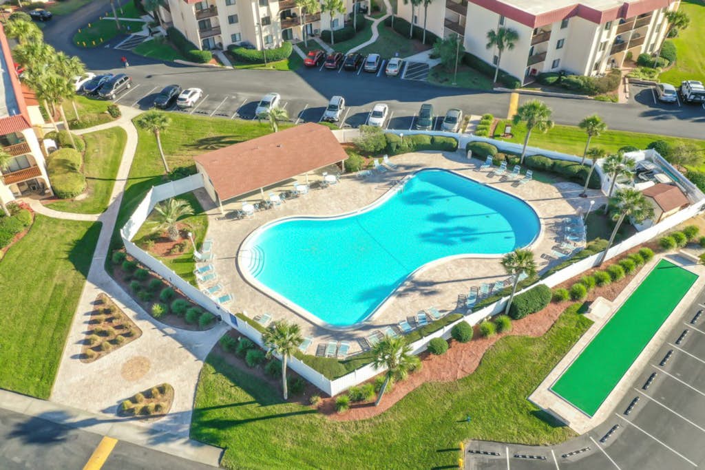 3rd-floor condo w/fountain views, private balcony & W/D, on-site pool & hot tubs