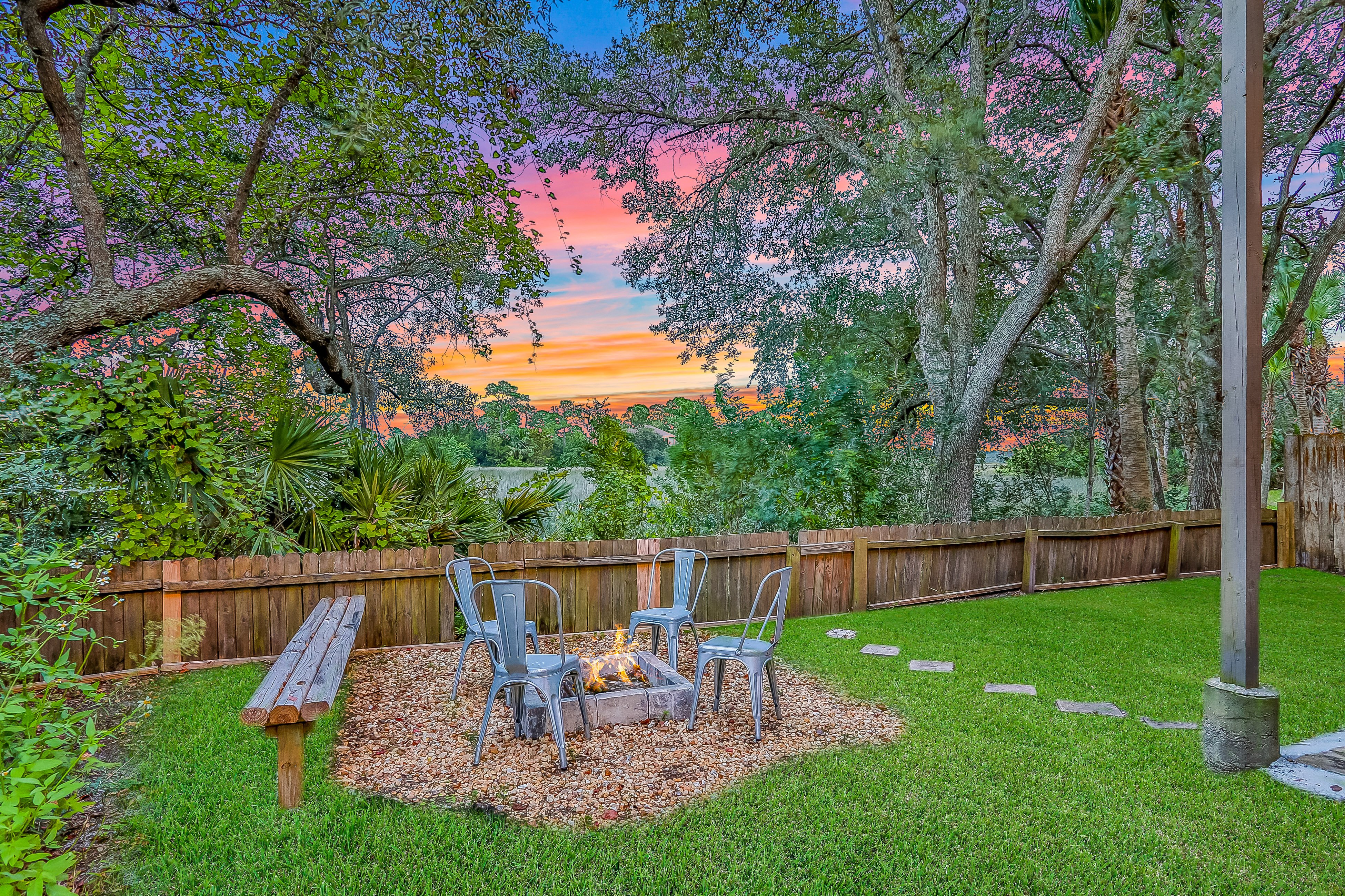 Home with enclosed yard, fire pit, WiFi, W/D, & AC - great location