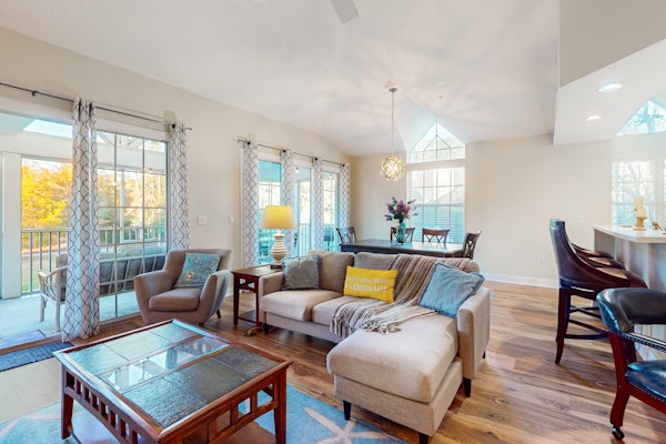 Spacious condo with pool, hot tub and private washer/dryer