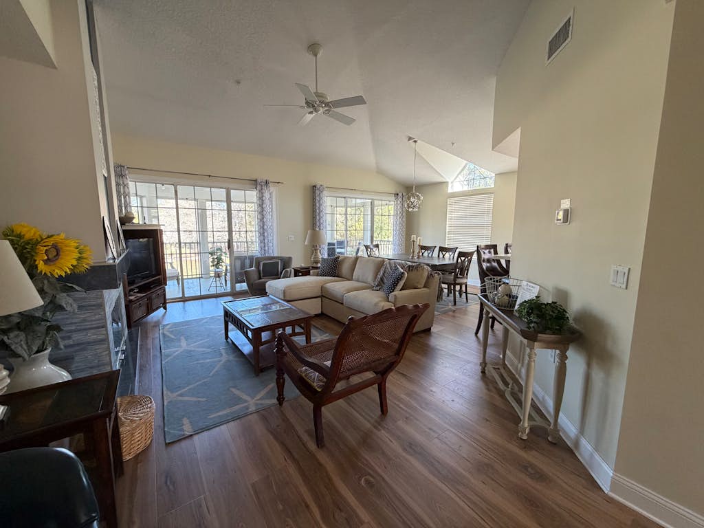 Spacious condo with pool, hot tub and private washer/dryer