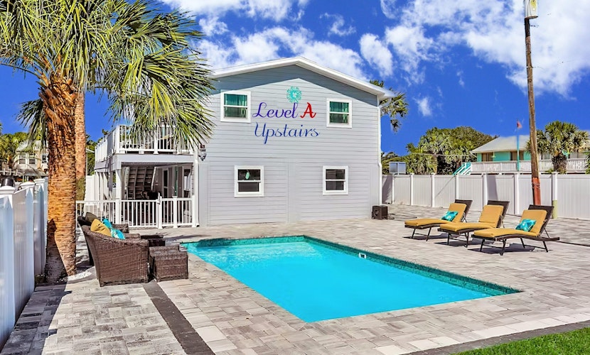 Sunny Upper Level 1 Block from 2 Beaches w/Private Pool, High-Speed Wi-Fi
