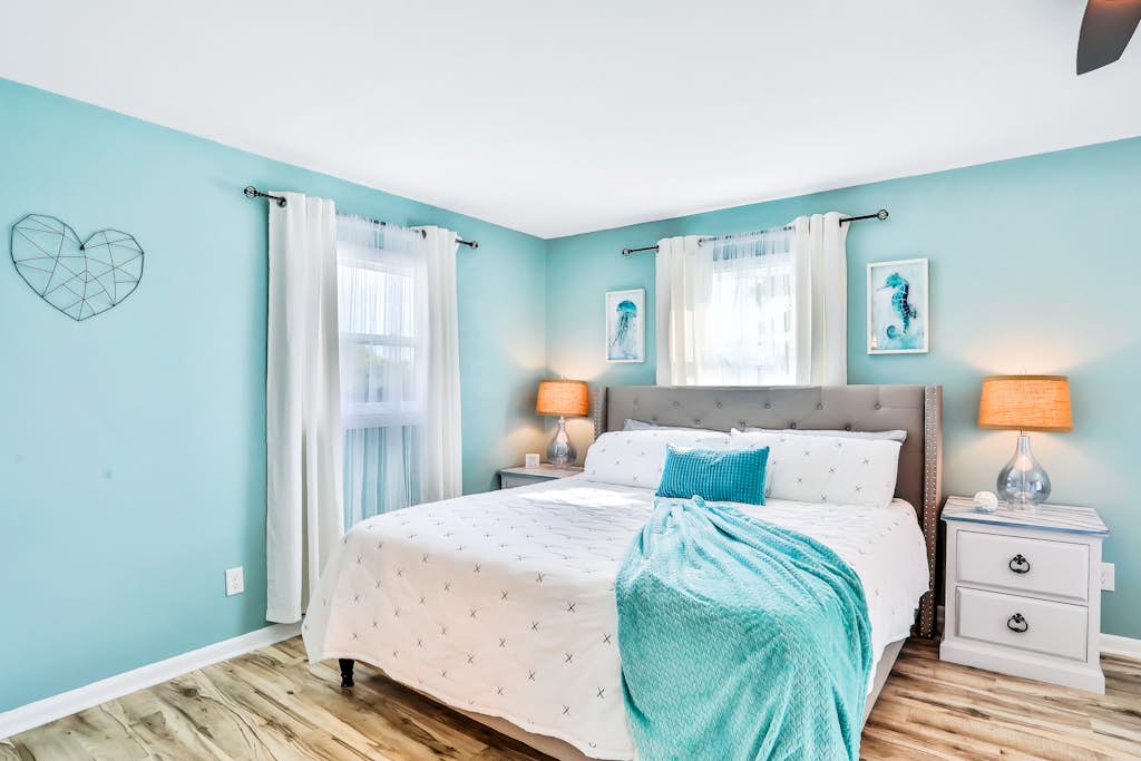 Sunny Upper Level 1 Block from 2 Beaches w/Private Pool, High-Speed Wi-Fi