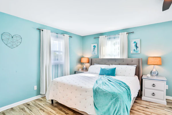 Sunny Upper Level 1 Block from 2 Beaches w/Private Pool, High-Speed Wi-Fi