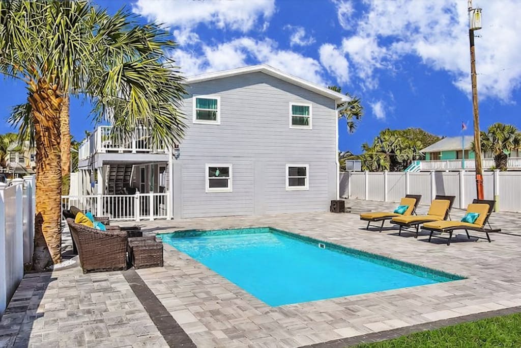 Sunny Upper Level 1 Block from 2 Beaches w/Private Pool, High-Speed Wi-Fi