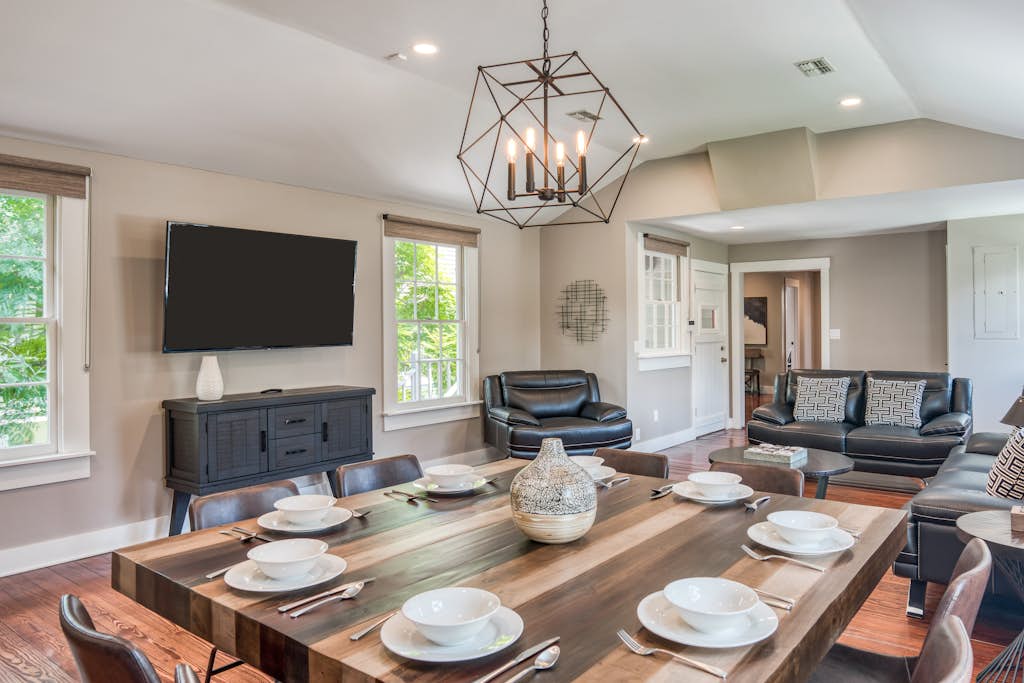 Colonial Quarter hideaway with modern comforts & balcony - near the beach