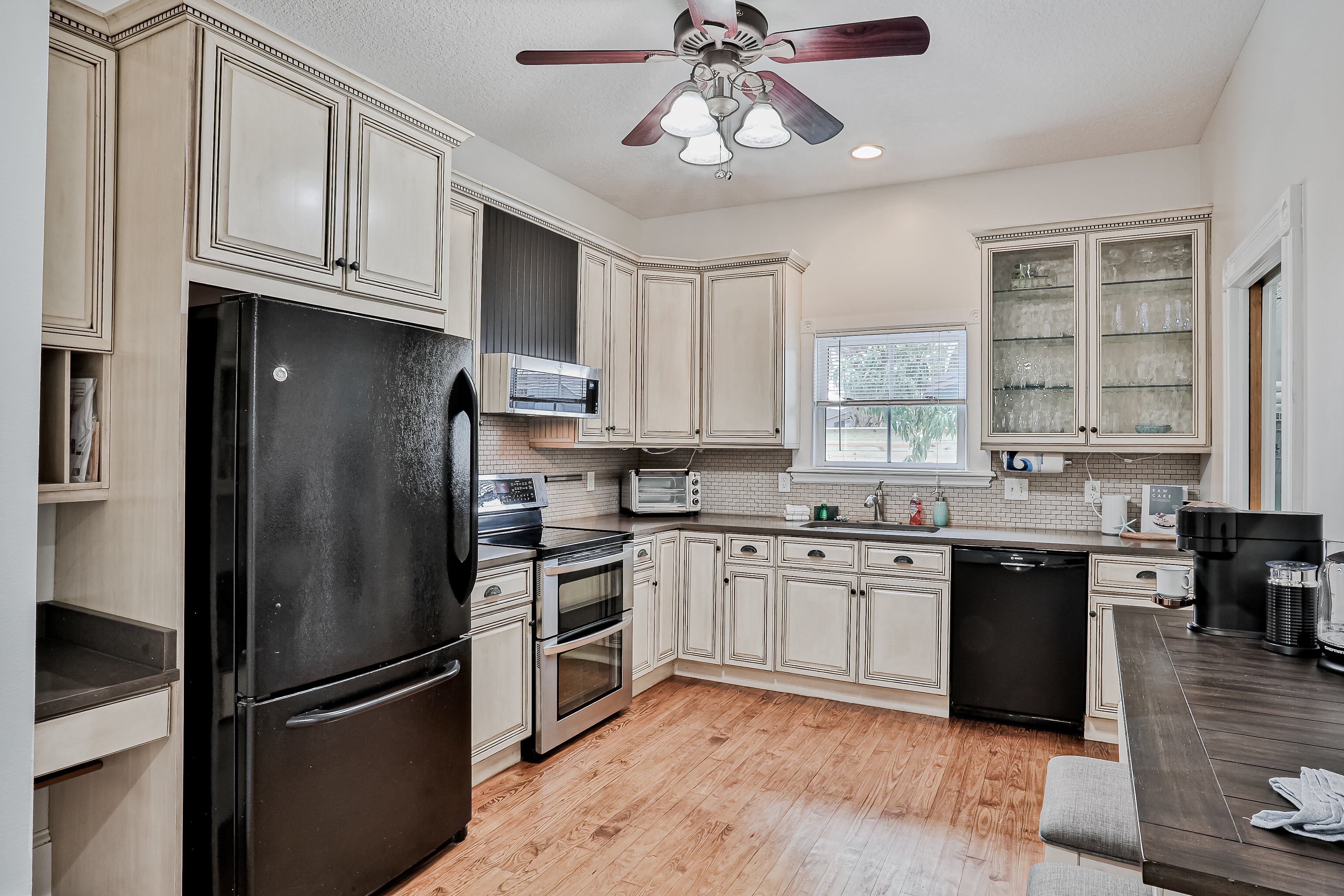 Classic Victorian home near downtown with a private pool, WiFi, & washer/dryer