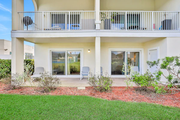 Ground-floor condo next to the tennis courts with 2 pools, sauna, beach access