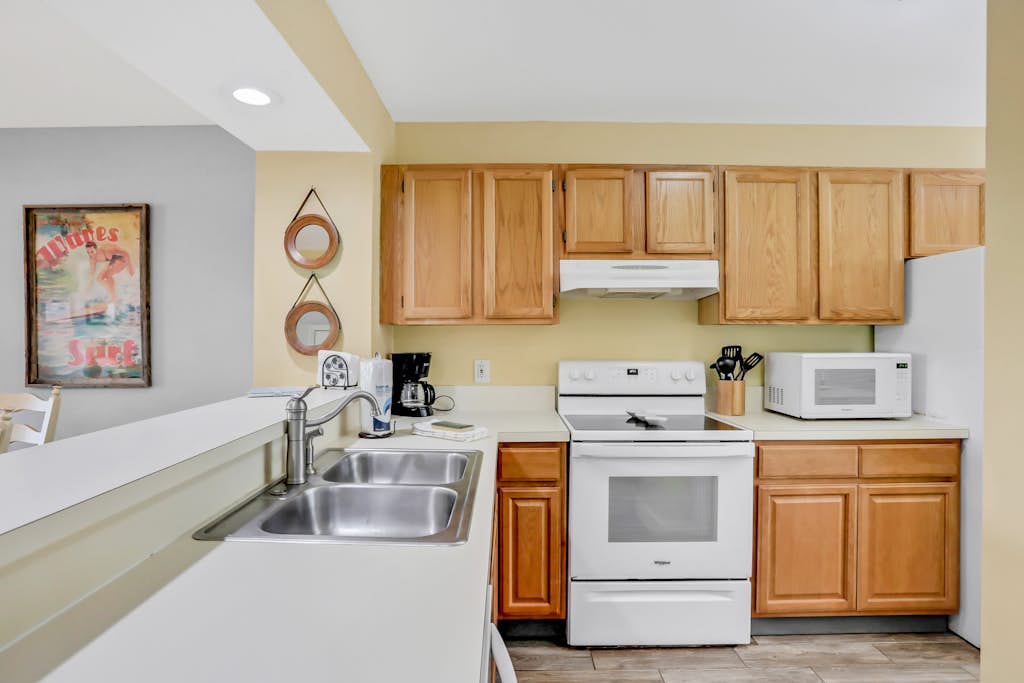 Ground-floor condo next to the tennis courts with 2 pools, sauna, beach access