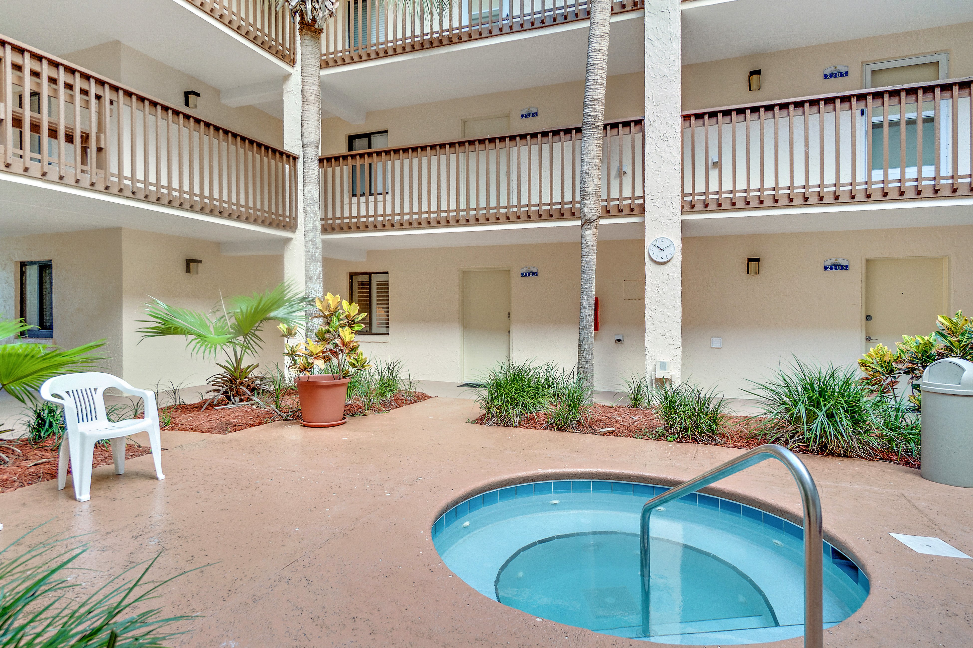 Sunny ground-floor condo w/private patio, W/D, on-site pools, tennis court, BBQ