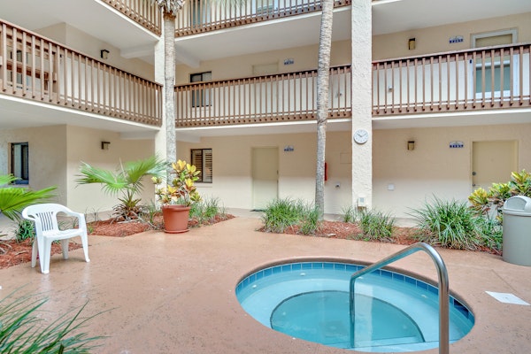 Sunny ground-floor condo w/private patio, W/D, on-site pools, tennis court, BBQ
