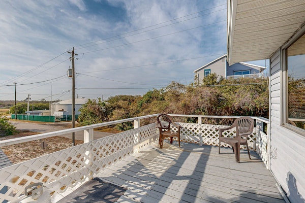Serene 2-level home with WiFi & deck - walk to beach, 1 dog welcome