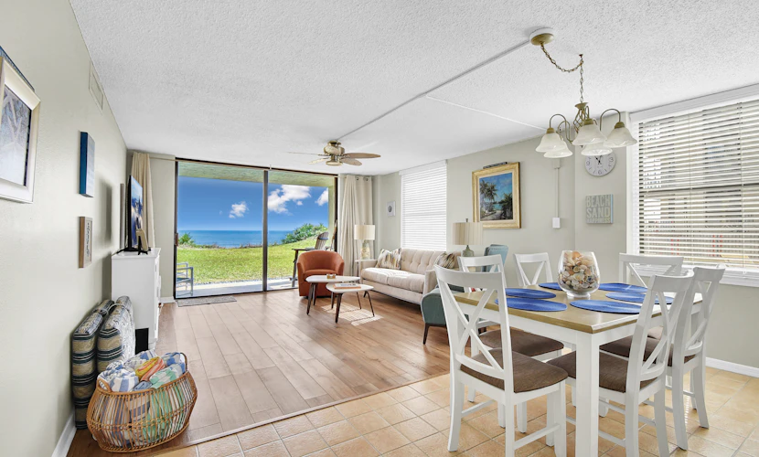Newly decorated ground-floor suite steps from beach and pool w/views, WiFi