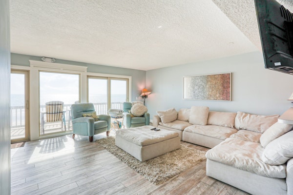Beachfront getaway with ocean views, washer/dryer & AC - snowbirds welcome